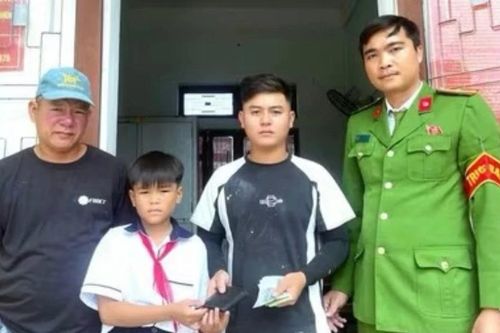 Nhặt được ví tiền, nam sinh lớp 5 đến công an trả người đánh rơi