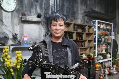 Tinh xảo chiến mã Bính Ngọ làm từ... than
