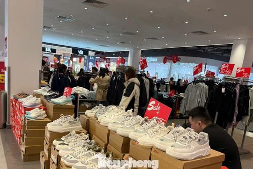 Cảnh lạ lùng tại siêu thị, trung tâm thương mại Hà Nội áp Tết