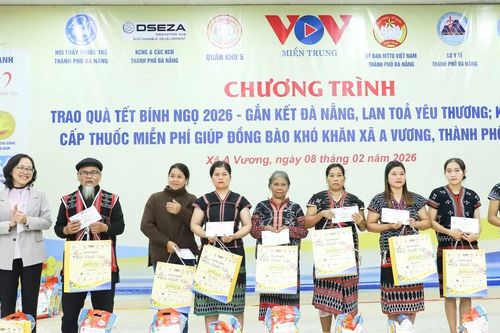Trao 1.300 suất quà Tết cho người dân hai xã biên giới và công nhân có hoàn cảnh khó khăn