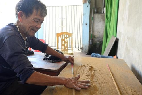 Hương truyền thống làm thủ công bằng tay ở Thanh Hóa 'cháy hàng' dịp Tết