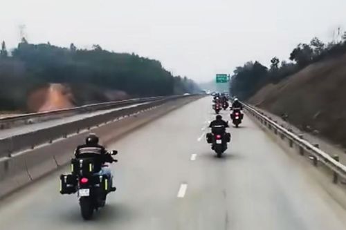 Nhóm tài xế xe mô tô phân khối lớn nhận 'phiếu phạt' vì đi vào cao tốc