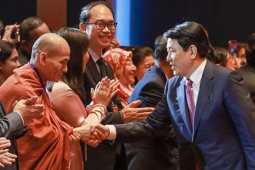 Chủ tịch nước đánh trống khai Xuân, chúc Tết kiều bào