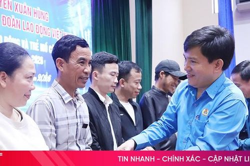 Tổng Liên đoàn Lao động Việt Nam trao quà tết cho người dân Hà Tĩnh