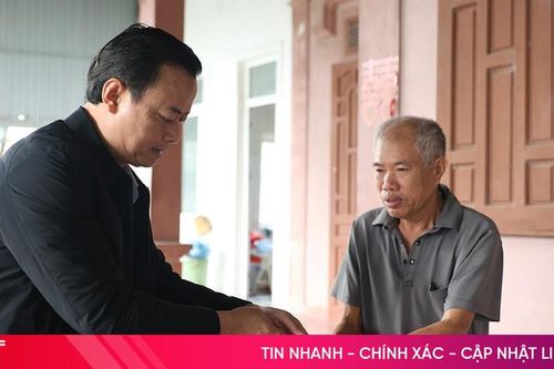 Trưởng ban Tuyên giáo và Dân vận Tỉnh ủy trao tặng quà tết tới người có công