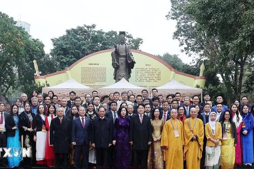 Chủ tịch nước Lương Cường cùng đại biểu kiều bào dâng hương tại Tượng đài Lý Thái Tổ và đền Ngọc Sơn