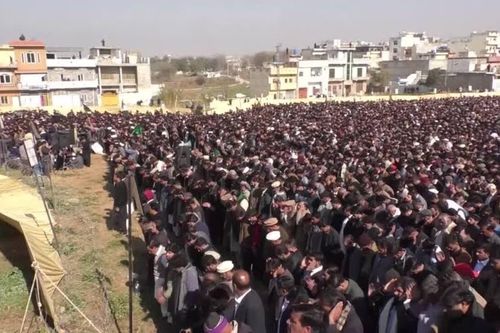 Hàng nghìn người đưa tiễn nạn nhân vụ đánh bom liều chết ở Pakistan
