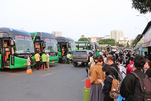 TP Hồ Chí Minh: Bến xe, sân bay nhộn nhịp người dân về quê đón Tết