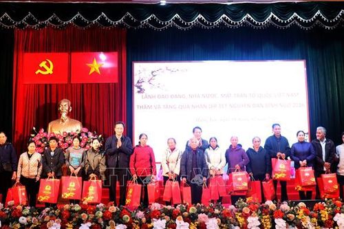 Đại tướng Lương Tam Quang thăm, tặng quà cho người dân có hoàn cảnh khó khăn