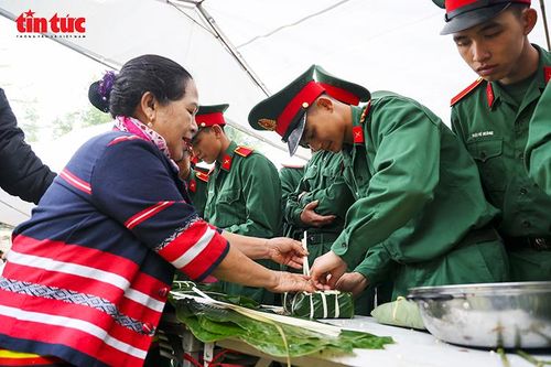 Gần 700 suất quà được trao tại chương trình 'Bánh chưng xanh – Tết vì người nghèo' 2026