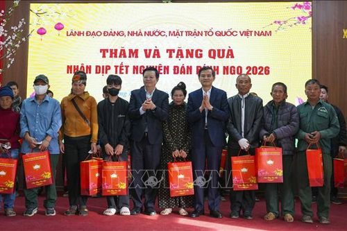 Chúc Tết và tặng quà người dân có hoàn cảnh khó khăn ở xã biên giới tỉnh Điện Biên