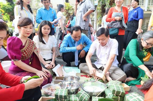 Người dân rộn ràng gói bánh chưng sẻ chia cùng các gia đình khó khăn
