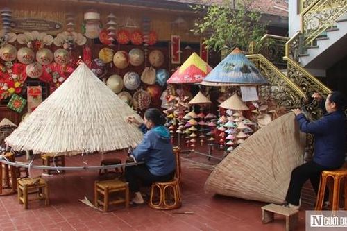 Du khách thích đến làng Chuông nhưng... ngại mua nón mang về