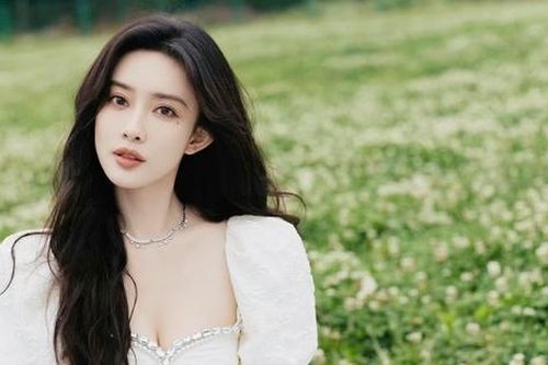 Nữ diễn viên 9X gây chú ý khi thưởng Tết cho nhân viên bằng ô tô
