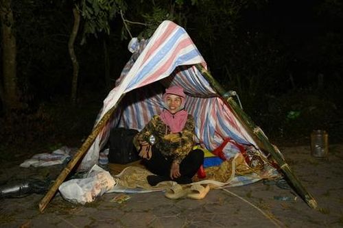 'Ăn sương, nằm gió' trên hè phố canh hoa Tết, tiểu thương kỳ vọng dịp đắt hàng nhất năm