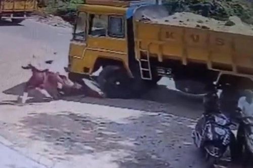Bị xe tải tông, hai cô gái bỏ xe máy chạy thoát thân