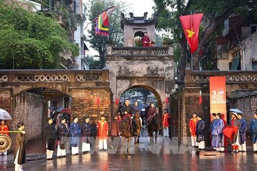 Khoảnh khắc mở cửa thành xưa giữa lòng Hà Nội