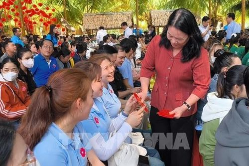 Cồn Phụng rộn ràng Tết sum vầy cho công nhân khó khăn