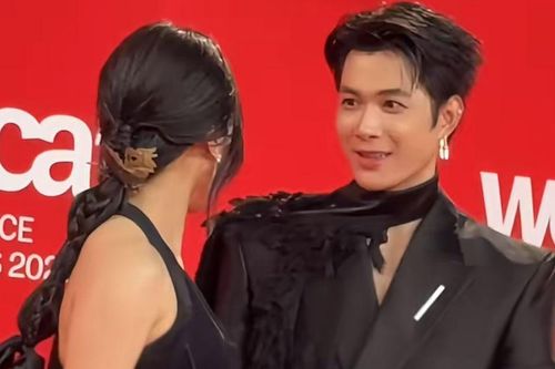 Anh Tú chỉnh váy cho Diệu Nhi trên thảm đỏ, 'đứng hình' vì một hành động của vợ
