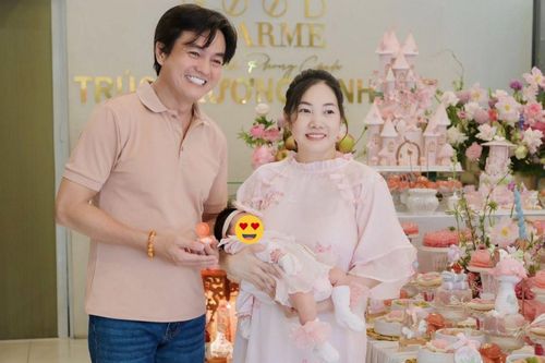 Vợ chồng Cao Minh Đạt bày tiệc đầy tháng hoành tráng cho ái nữ