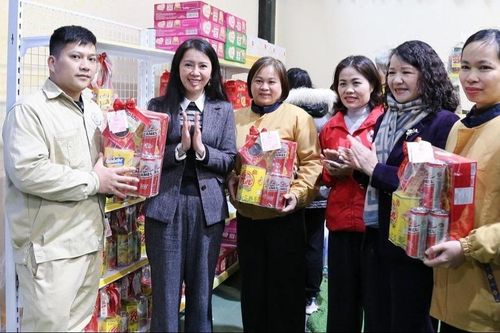 Hàng nghìn người lao động Lạng Sơn, Cao Bằng nhận quà Tết, phiếu mua hàng miễn phí
