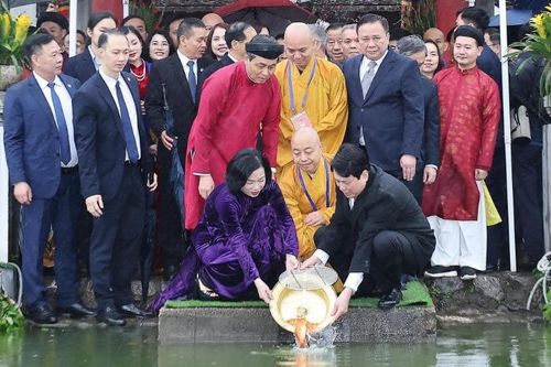 Chủ tịch nước thực hiện nghi thức dâng hương tại Tượng đài Vua Lý Thái Tổ và đền Ngọc Sơn