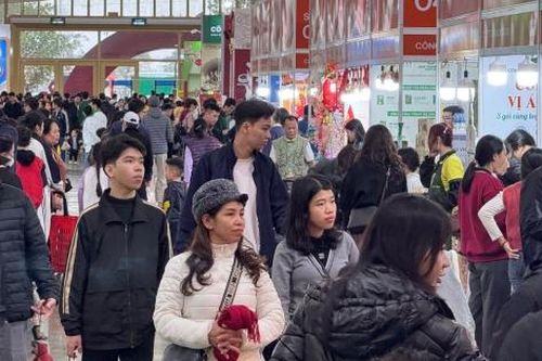 Hàng ngàn người đổ về Hội chợ Mùa Xuân, sức mua 'nóng' lên từng giờ