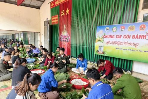 Tết sớm bên nồi bánh chưng xanh