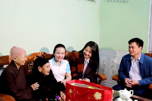 Chủ tịch Hội LHPN tỉnh tặng quà Mẹ Việt Nam Anh hùng và hội viên, phụ nữ, trẻ mồ côi