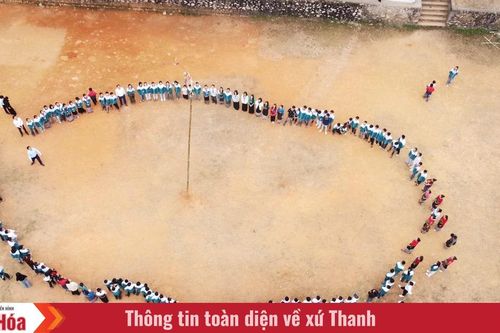 Ngày xuân về với hội ném còn bản Thái