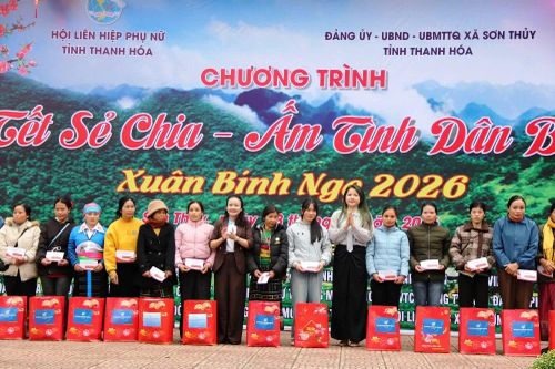 'Tết sẻ chia - Ấm tình dân bản' trao tặng hàng trăm suất quà cho hội viên, phụ nữ, trẻ em khó khăn vùng biên