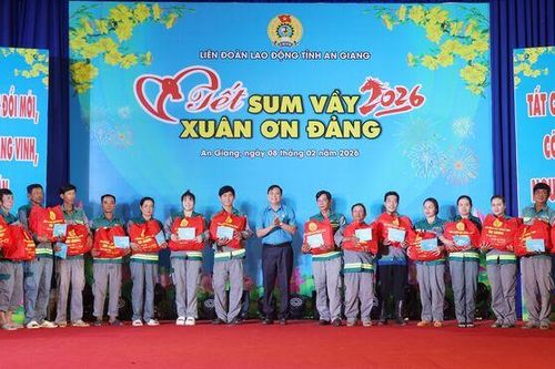 An Giang: 300 đoàn viên, người lao động nhận quà Tết sum vầy năm 2026