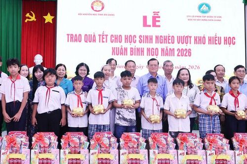 Hội Khuyến học tỉnh An Giang trao quà tết cho học sinh nghèo vượt khó hiếu học