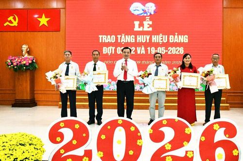 Xã Hòn Đất trao Huy hiệu Đảng và họp mặt mừng Đảng - mừng Xuân Bính Ngọ 2026