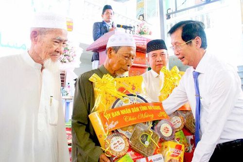 Phó Chủ tịch UBND tỉnh Lê Văn Phước chúc mừng cộng đồng Hồi giáo (Islam) dịp Lễ hội Ramadan năm 2026