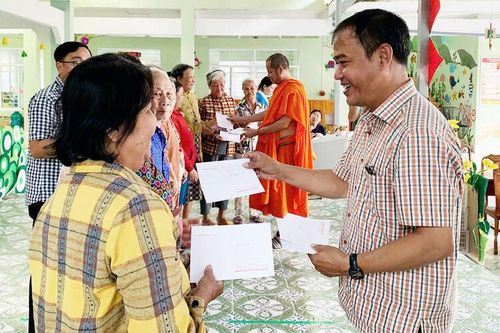 'Tặng quà xuân yêu thương' cho 200 hộ dân xã Chợ Vàm