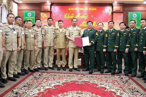 Công an tỉnh Kandal chúc tết Ban Chỉ huy Bộ đội Biên phòng tỉnh An Giang