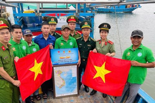 Xuân về trên những khoang tàu
