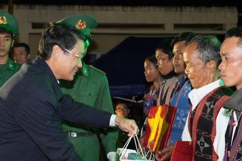 Lãnh đạo thành phố Đà Nẵng cùng bộ đội biên phòng chăm lo Tết nơi vùng biên