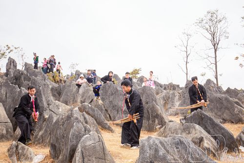 Tiếng khèn trên núi đá