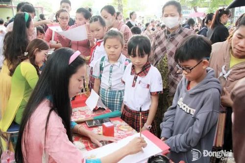 300 thiếu nhi có hoàn cảnh khó khăn được nhận quà Xuân yêu thương