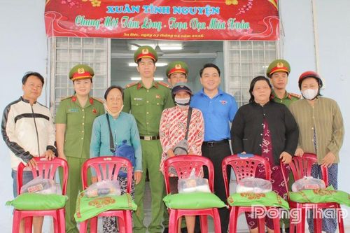 Trao 180 phần quà tết cho người dân có hoàn cảnh khó khăn ở phường Sa Đéc