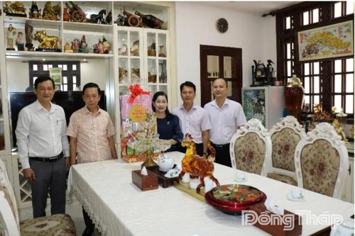 Phó Bí thư Tỉnh ủy, Chủ tịch HĐND tỉnh Đồng Tháp Châu Thị Mỹ Phương thăm, chúc tết các nguyên lãnh đạo Đảng, Nhà nước