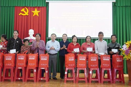 Đoàn công tác Ban Thường vụ Tỉnh ủy Đồng Tháp tặng quà tết tại phường Mỹ Ngãi và Mỹ Trà