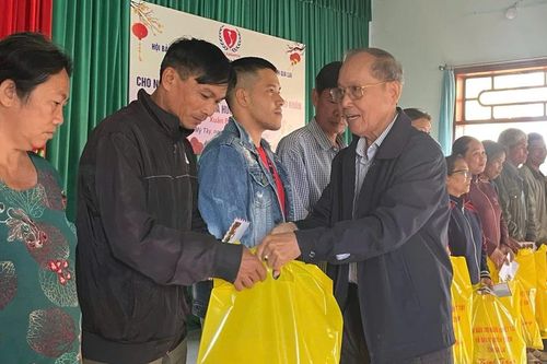 Trao quà Tết cho người khuyết tật và trẻ em có hoàn cảnh đặc biệt khó khăn ở xã Phù Mỹ Tây