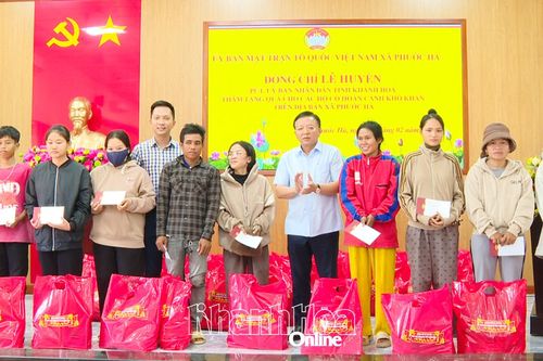 Lãnh đạo tỉnh thăm, tặng quà Tết cho người dân xã Phước Hà