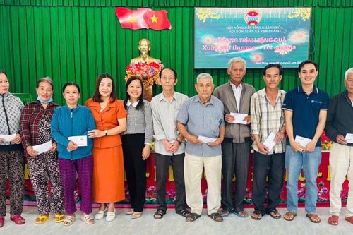 Hội Nông dân xã Vạn Thắng tặng quà Tết cho gia đình hội viên có hoàn cảnh khó khăn