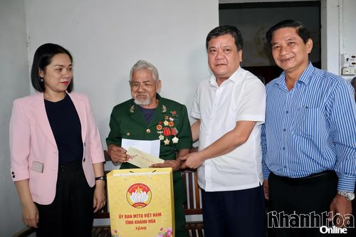 Chủ tịch UBND tỉnh Trần Phong thăm, tặng quà Tết tại xã Đông Khánh Sơn