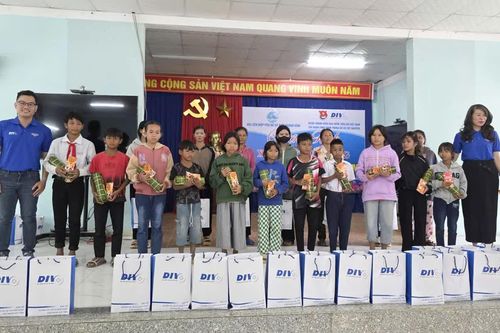 Tặng 120 suất quà cho trẻ em mồ côi và người thân ở xã Nam Khánh Vĩnh