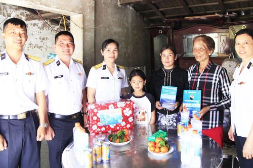 Lữ đoàn 162 thăm, tặng quà Tết cho con ngư dân nhận đỡ đầu